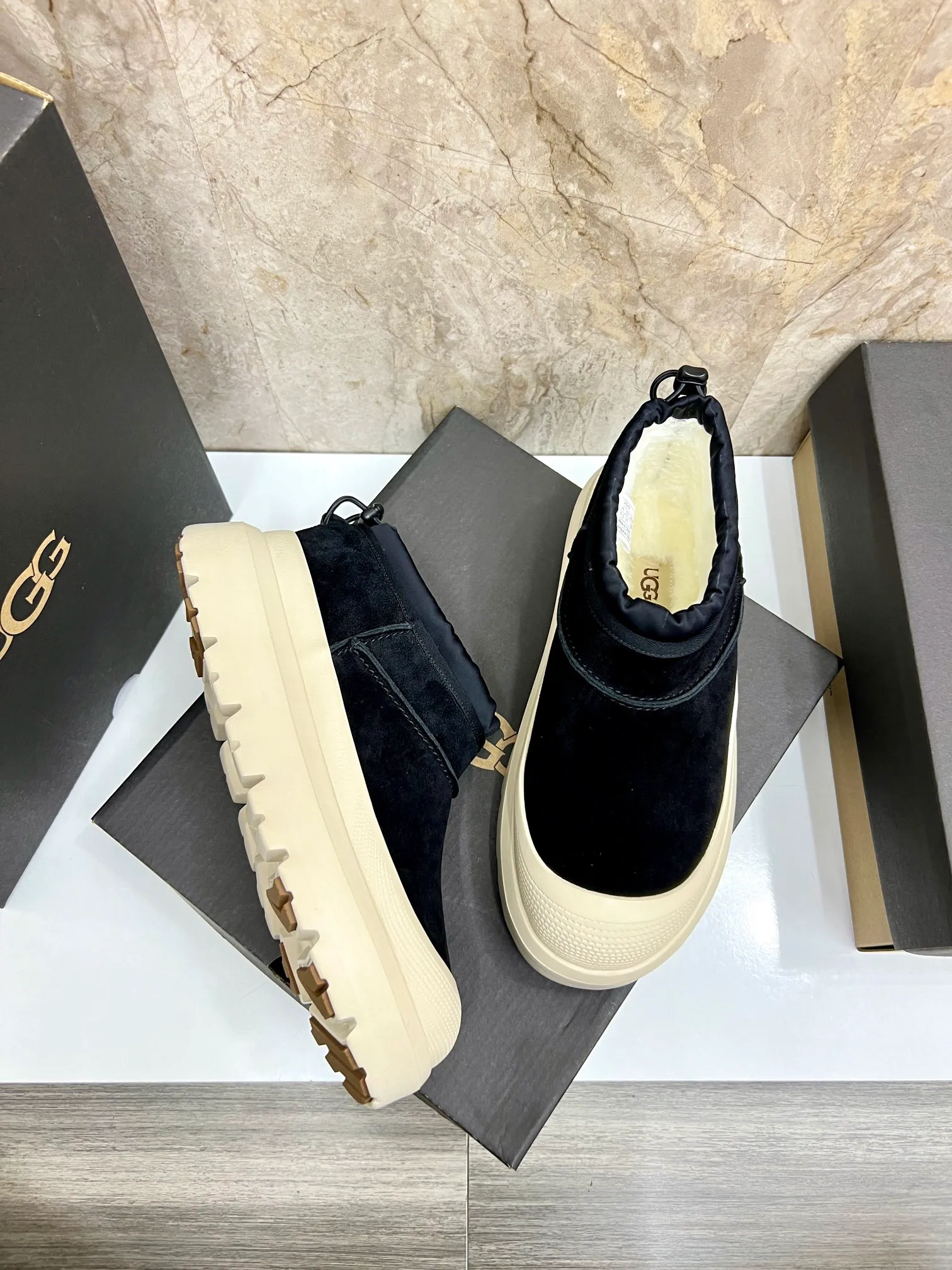 Men's men's shoes💰: 💰540💰Couple model👫 UGG Tasman Weather Hybrid one-second snow boots👢 Wang Yibo's same 👏 classic Tasman shoe is designed with environmentally friendly waterproof and snowproof material, which is both fashionable and functional. At the same time, it is paired with the new UGG Keen furry color-blocked jacket. Bright orange and maroon collide to create a new light outdoor style and open up a new travel experience in early autumn! Using the best materials, the 17mm fur-integrated surface is warmer and more breathable, and the outsole is upgraded to a lightweight and wear-resistant light wing technology outsole! Size: Women’s size 35-40 / Men’s size 38–44 (45 customized) Official website color
